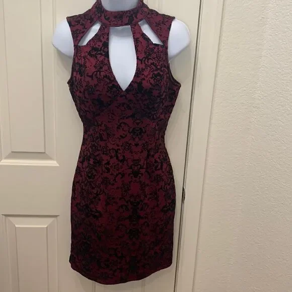 Charlotte Russe Small Cutouts Faux Black Burgundy Velvet Suede Short Sleeve - Picture 1 of 13